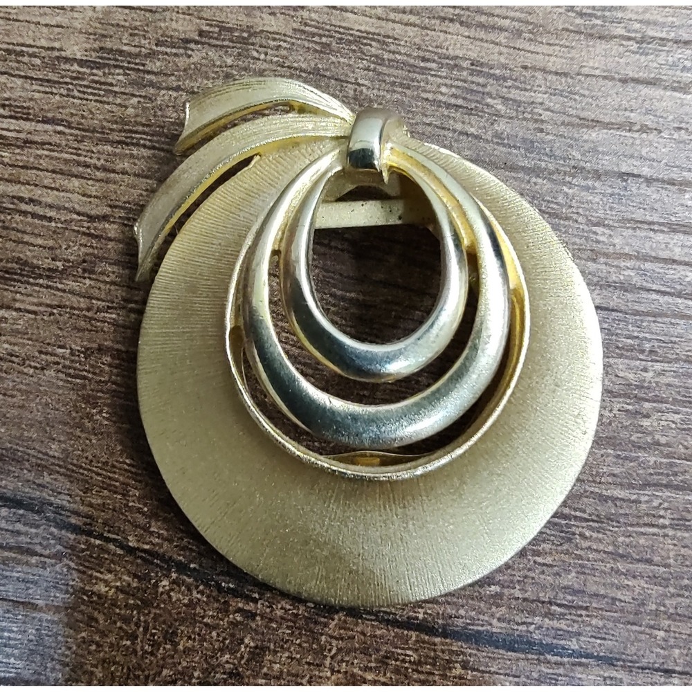 Vintage Shiny Textured Gold Tone Three Ring Round Brooch Pin J272
